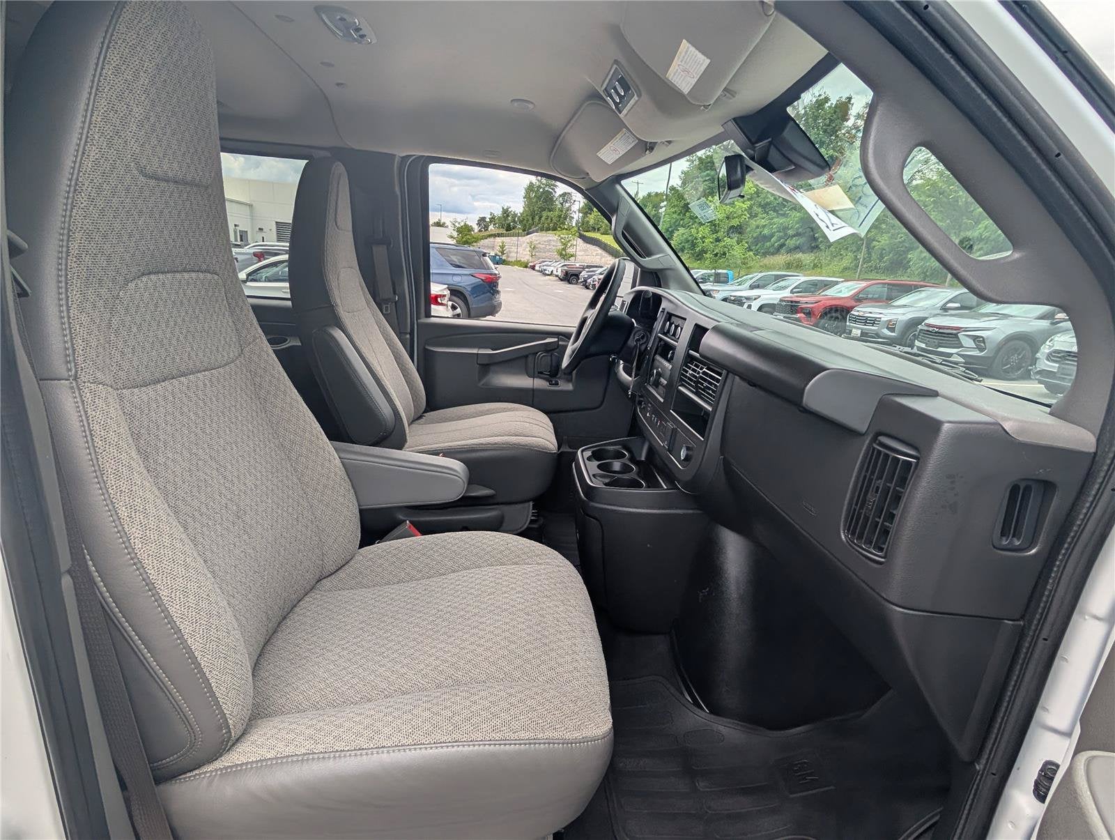2025 Chevrolet Express Passenger 1LT