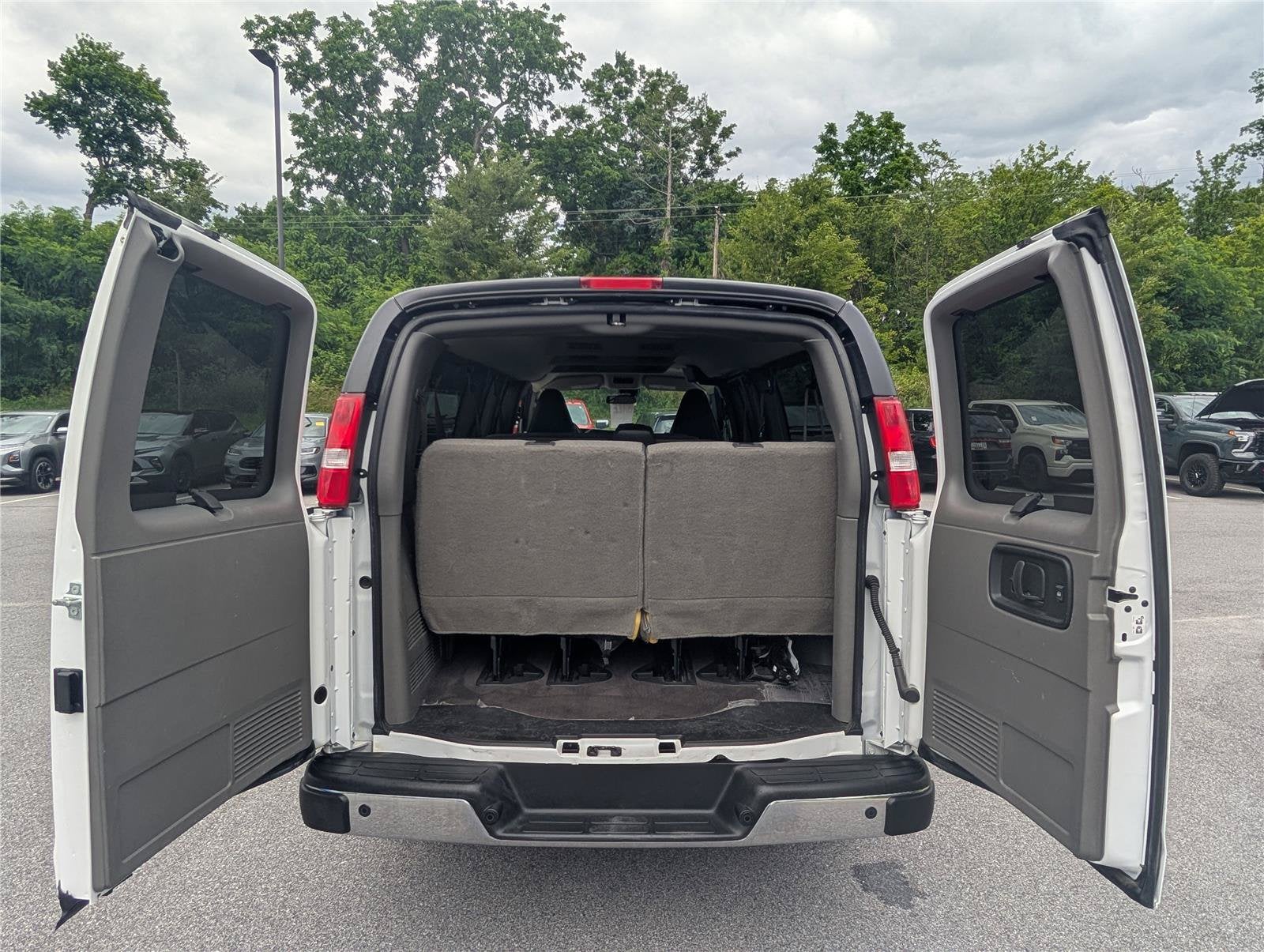 2025 Chevrolet Express Passenger 1LT