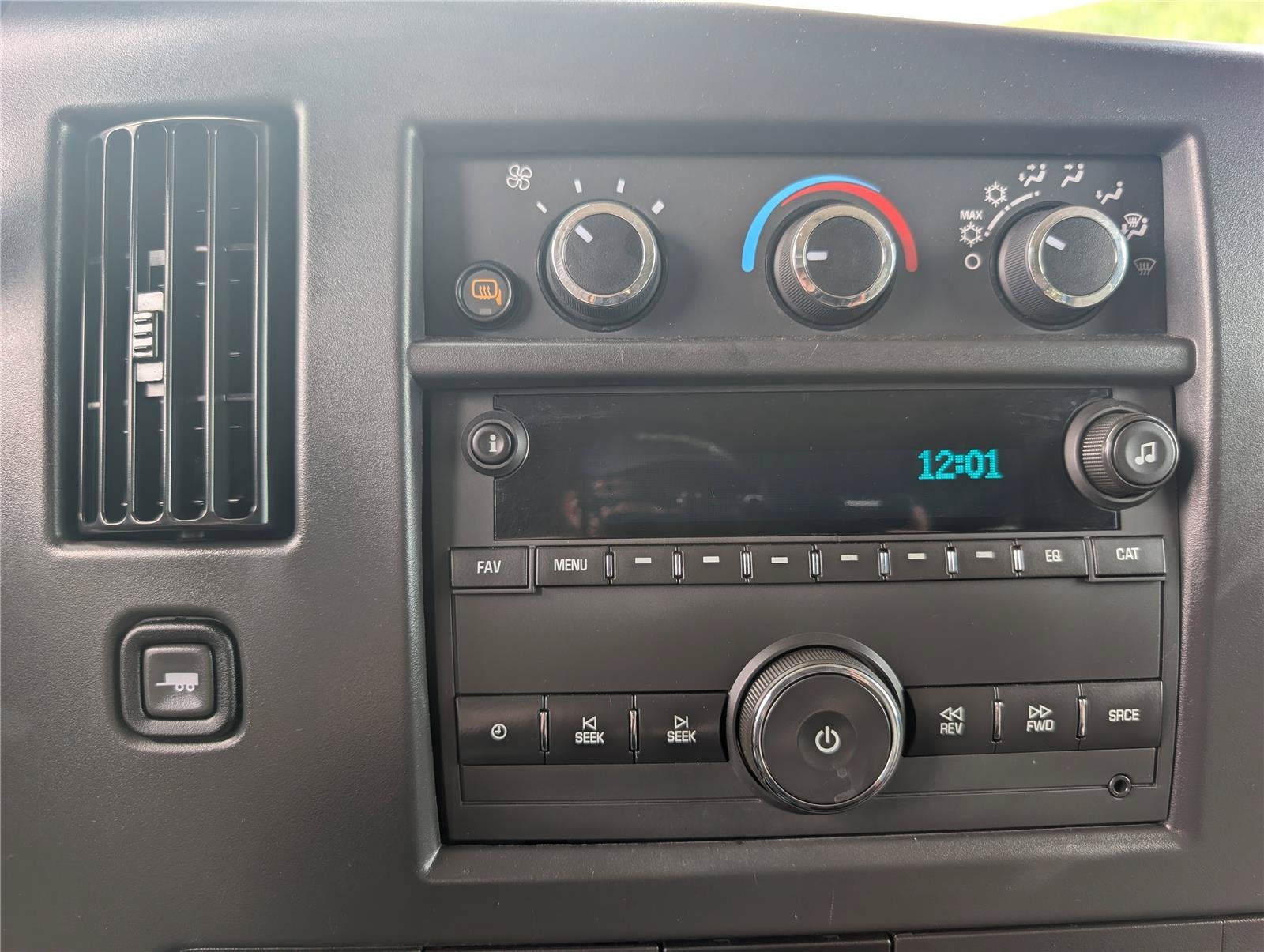 2025 Chevrolet Express Passenger 1LT