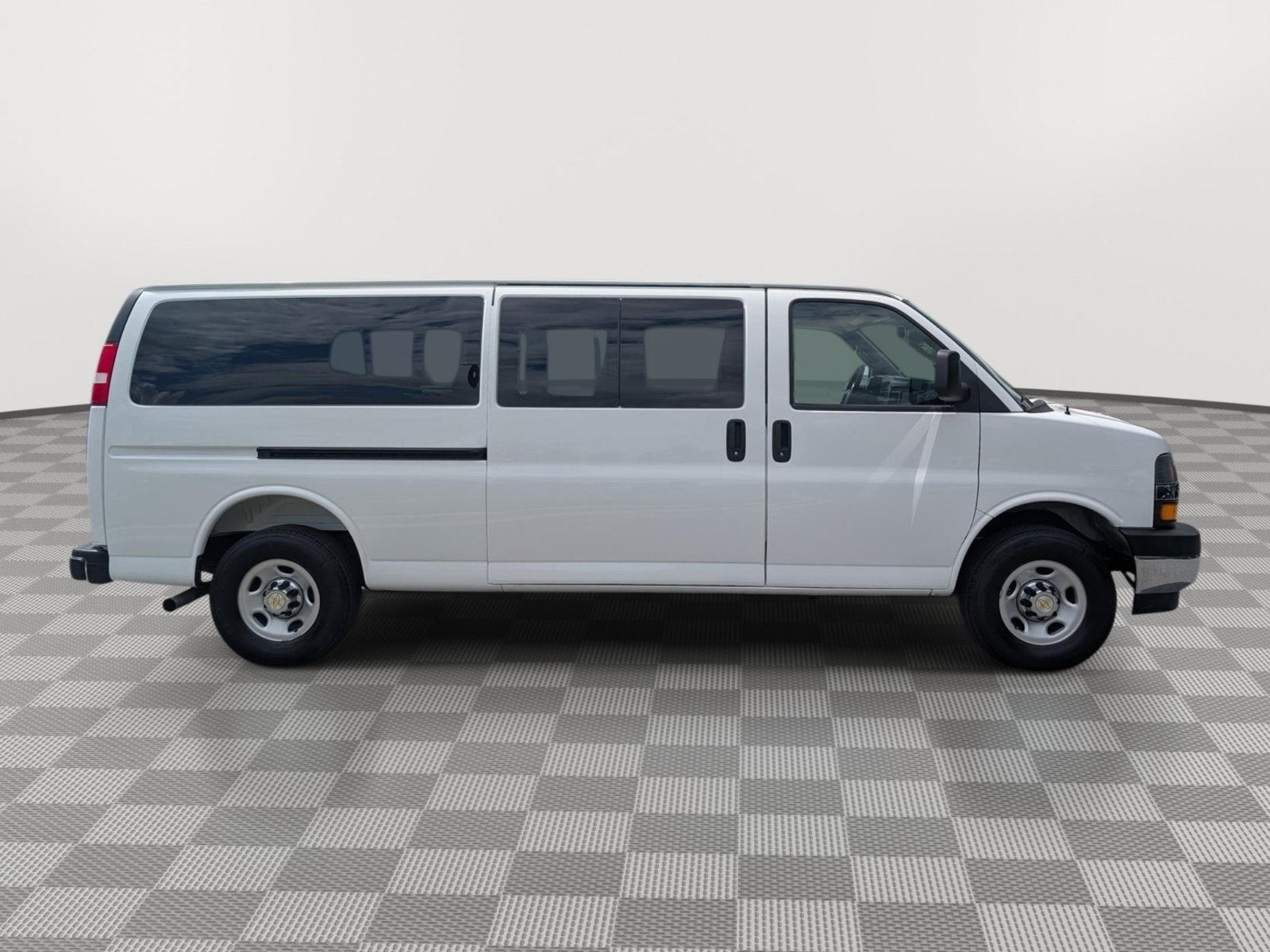 2025 Chevrolet Express Passenger 1LT
