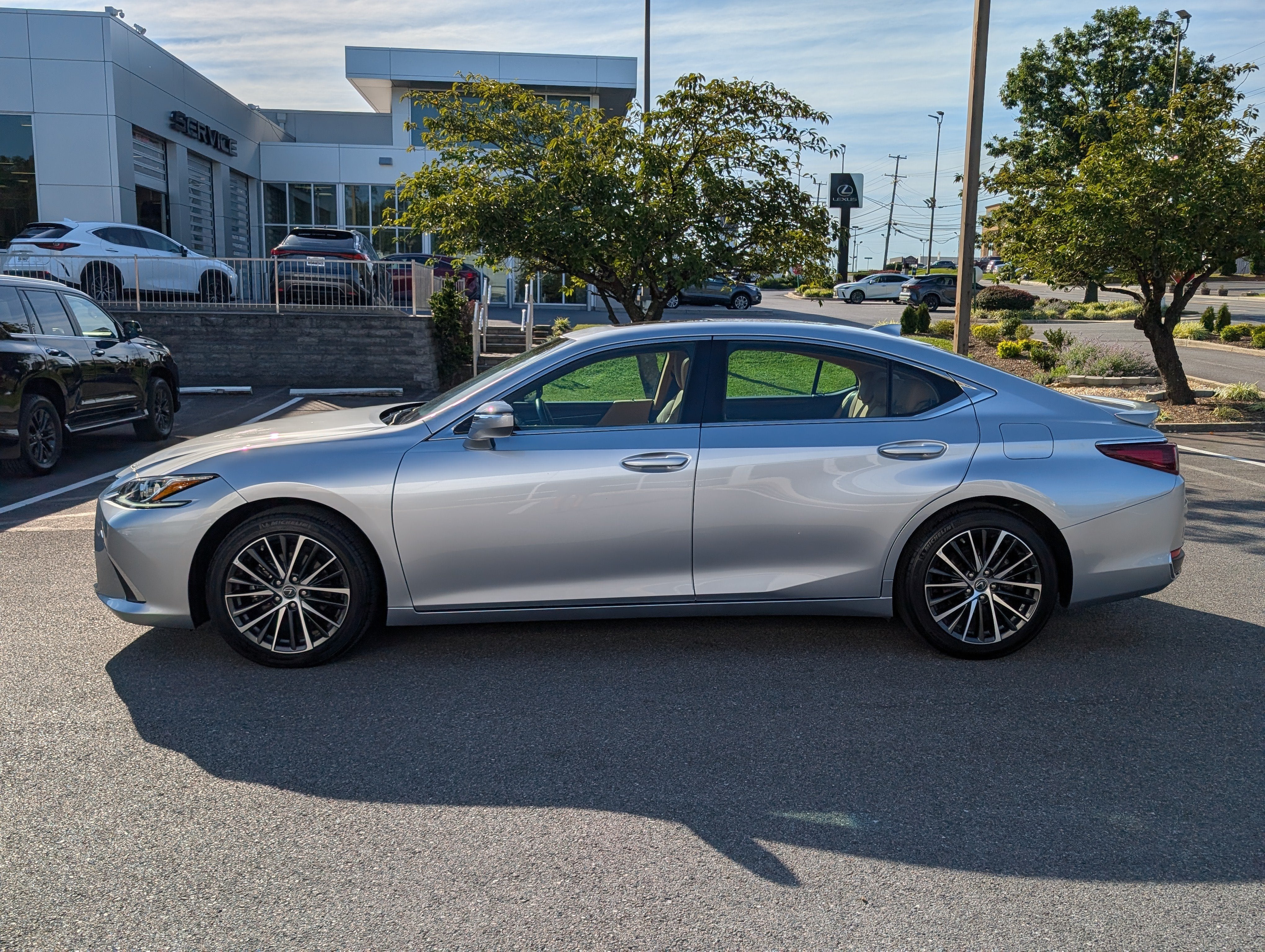 2025 Lexus ES 300h FWD