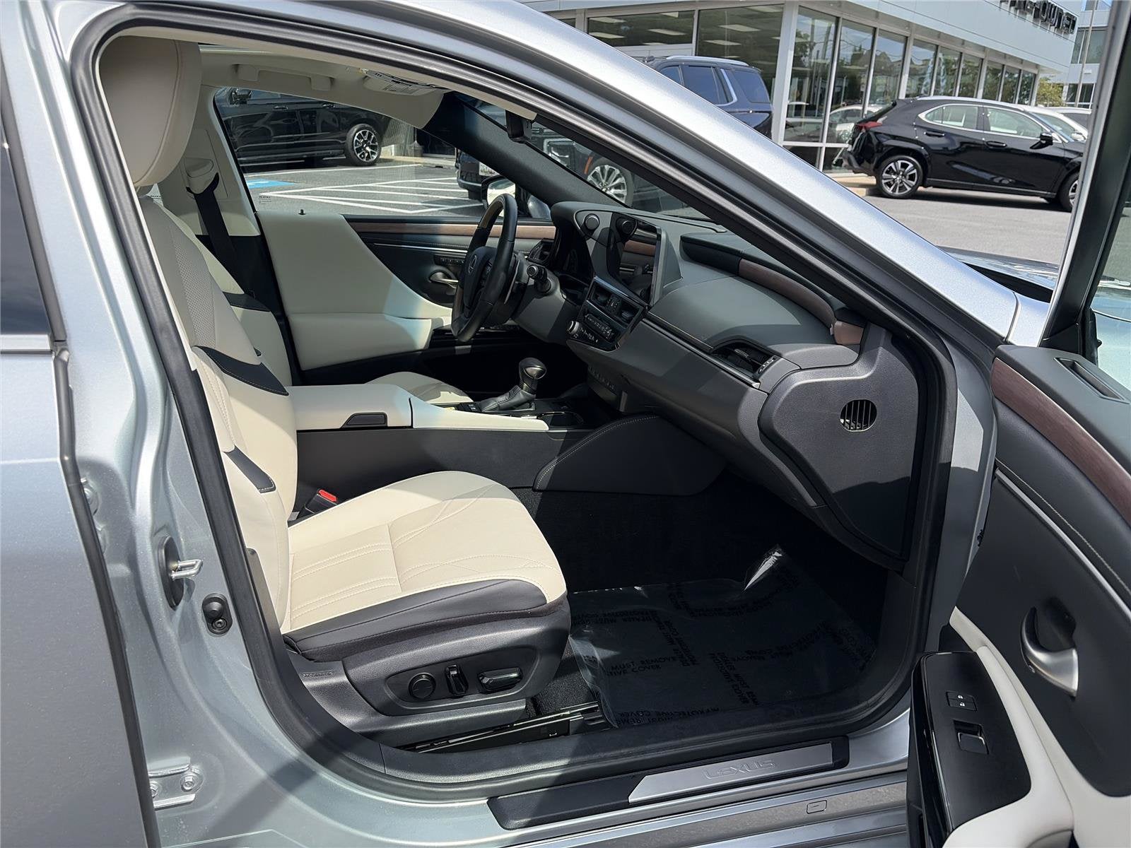 2025 Lexus ES 300h Luxury FWD