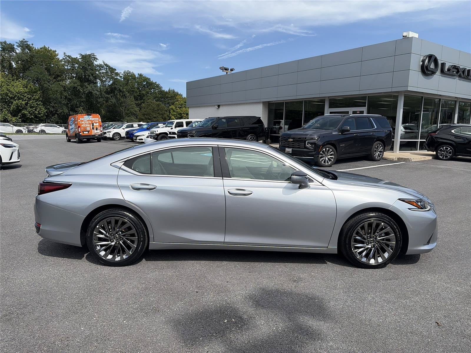 2025 Lexus ES 300h Luxury FWD