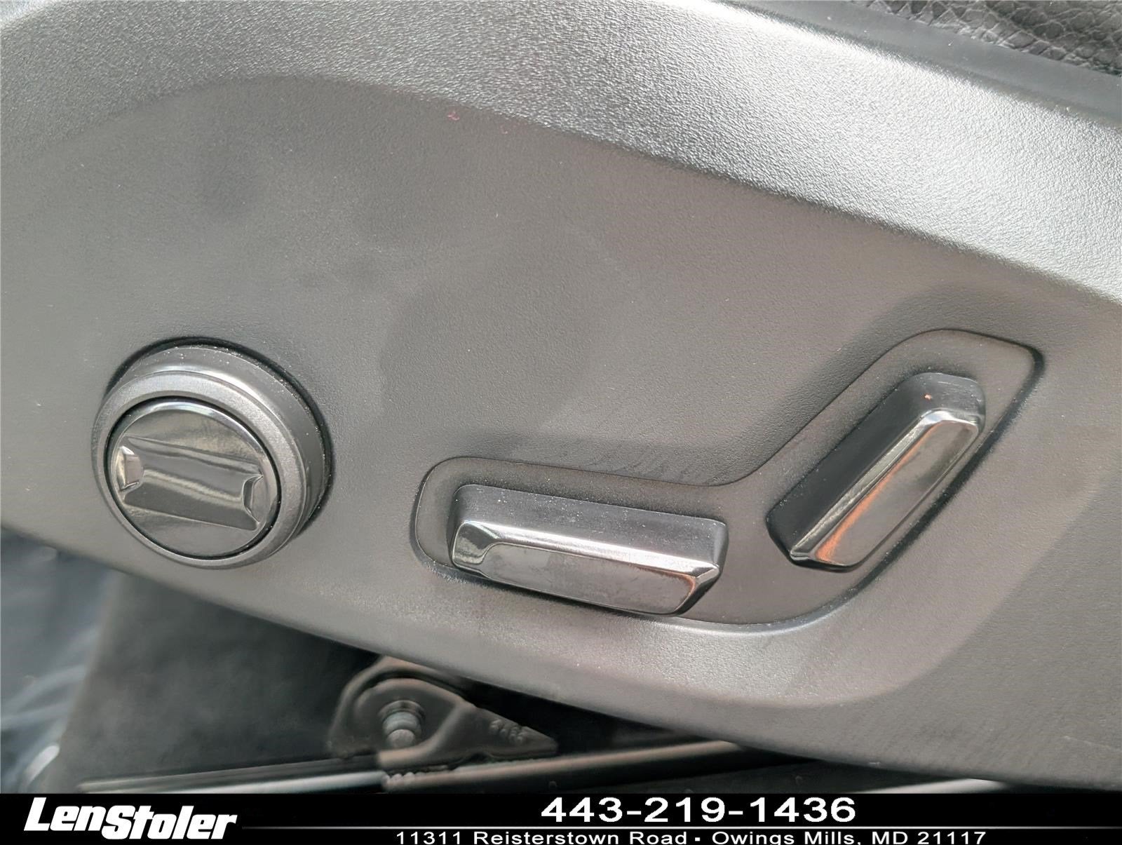 2024 Volvo XC60 Plus Dark Theme