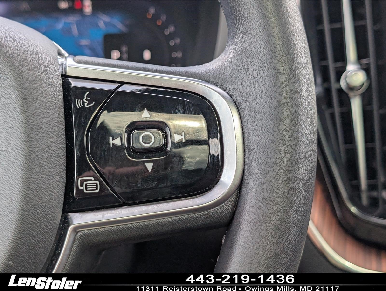 2024 Volvo XC60 Plus Dark Theme