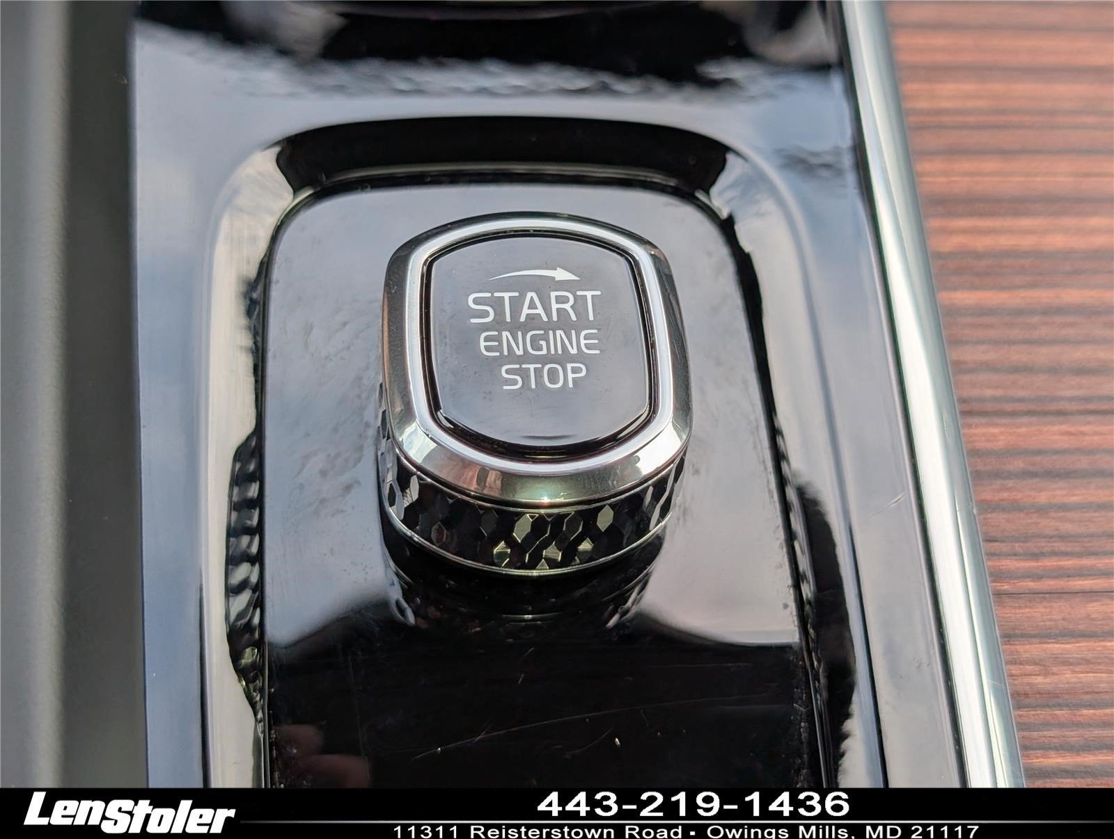 2024 Volvo XC60 Plus Dark Theme