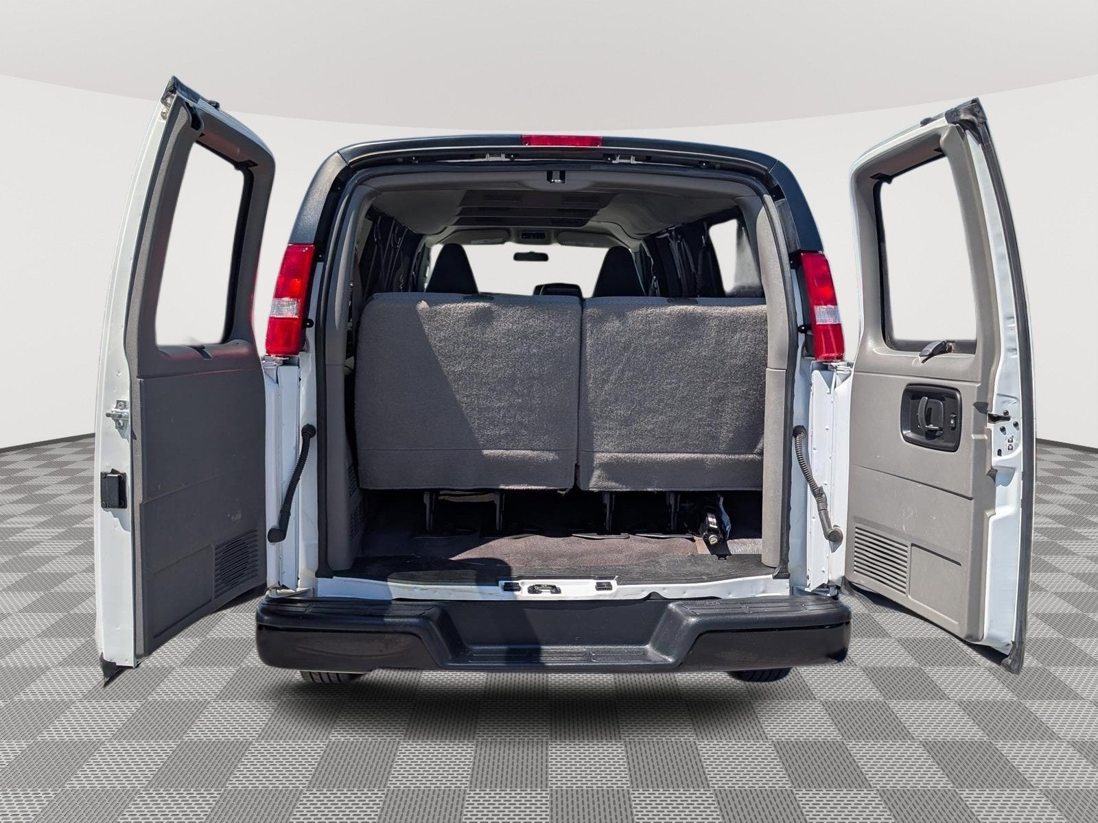 2025 Chevrolet Express Passenger 1LS