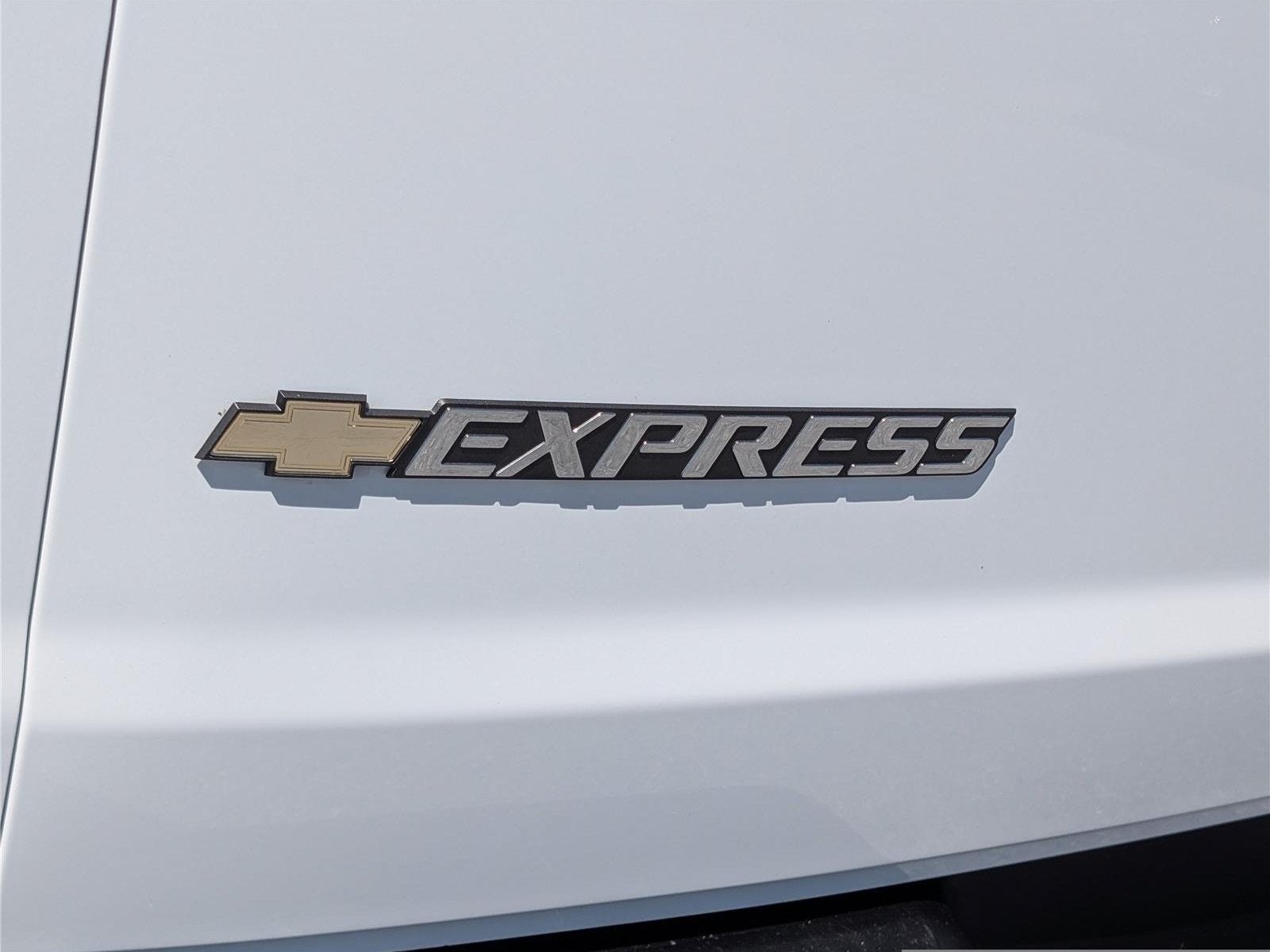 2025 Chevrolet Express Passenger 1LS