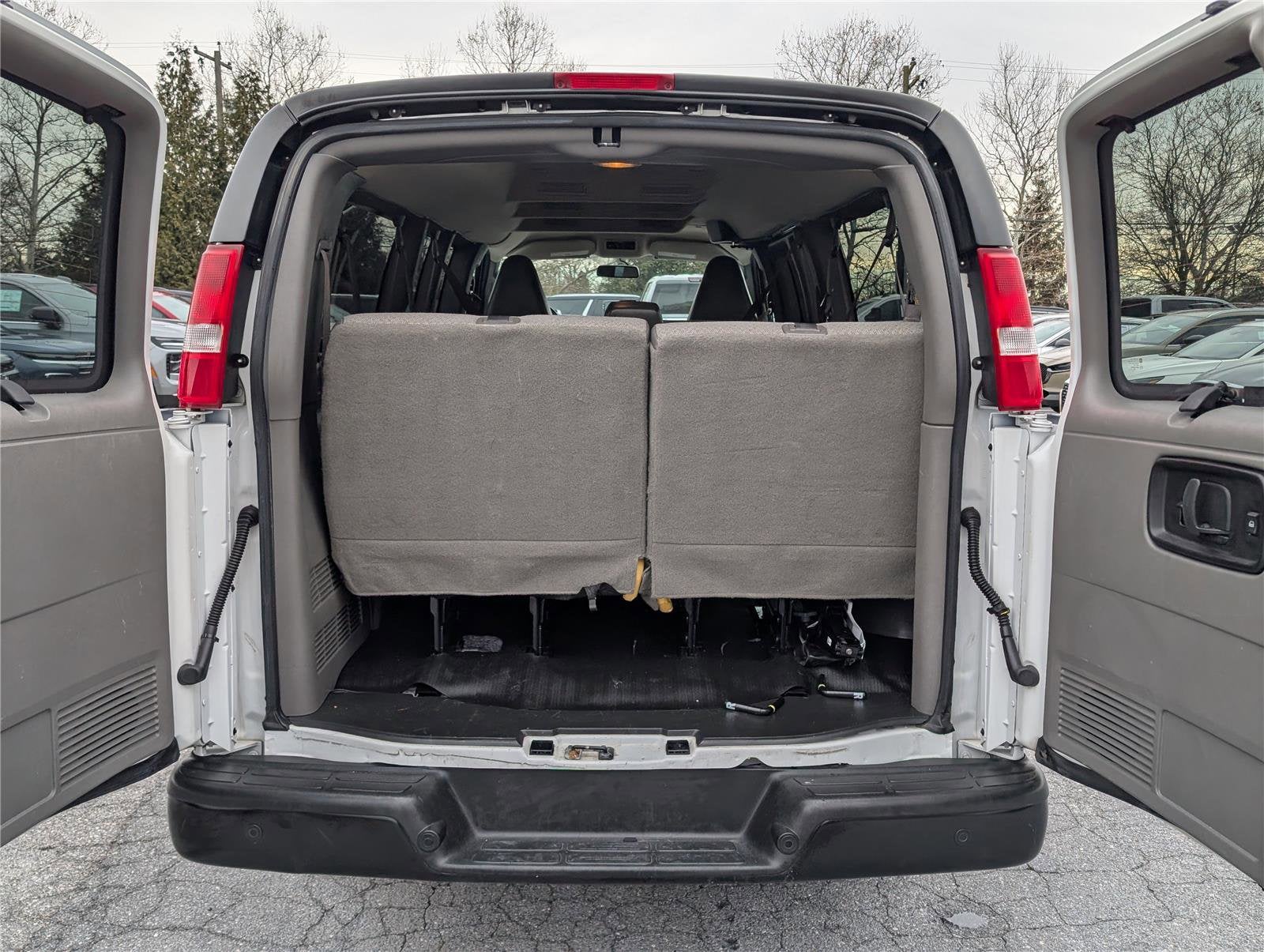 2023 Chevrolet Express Passenger 3500 1LS