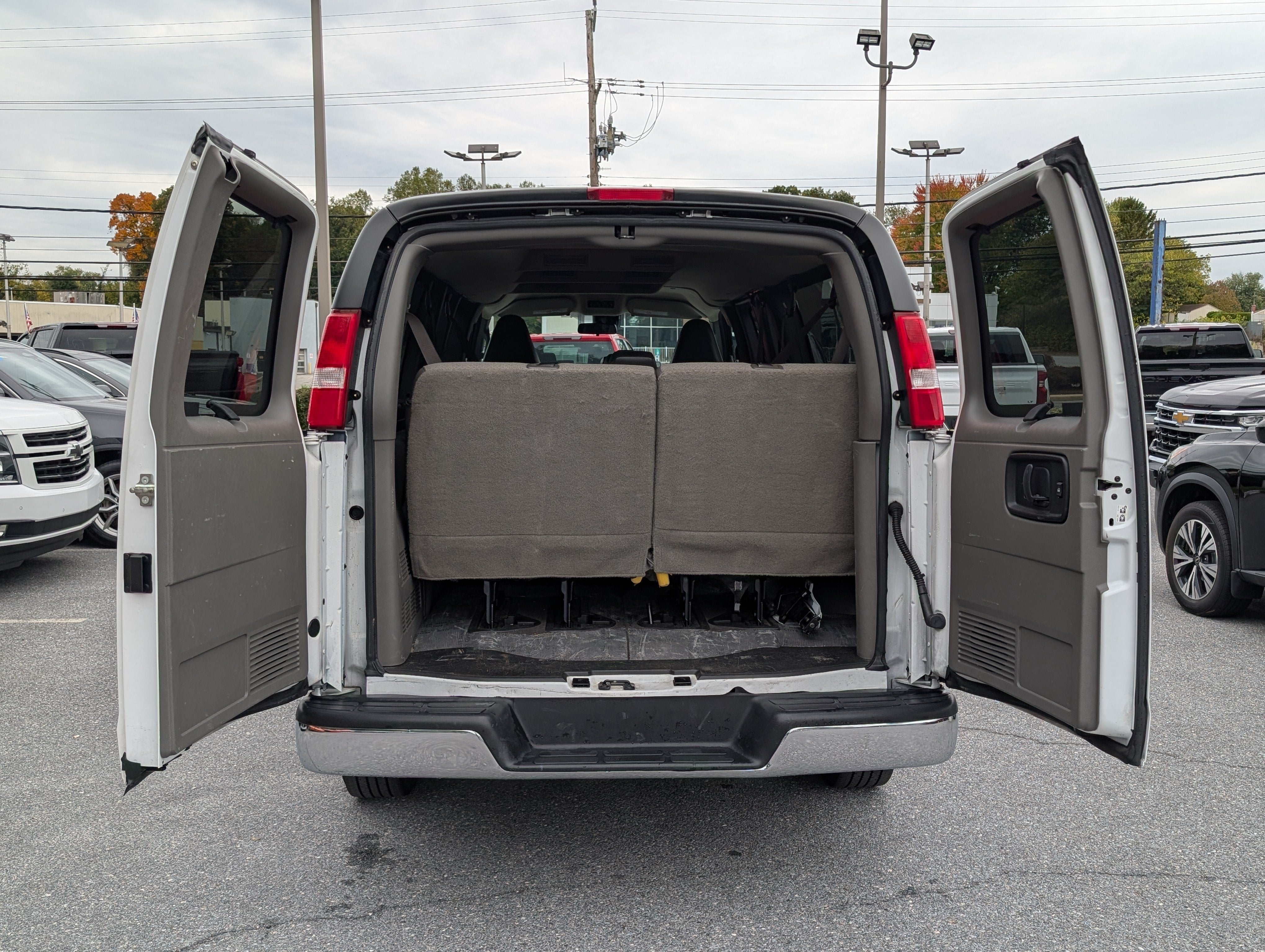 2025 Chevrolet Express Passenger 1LT