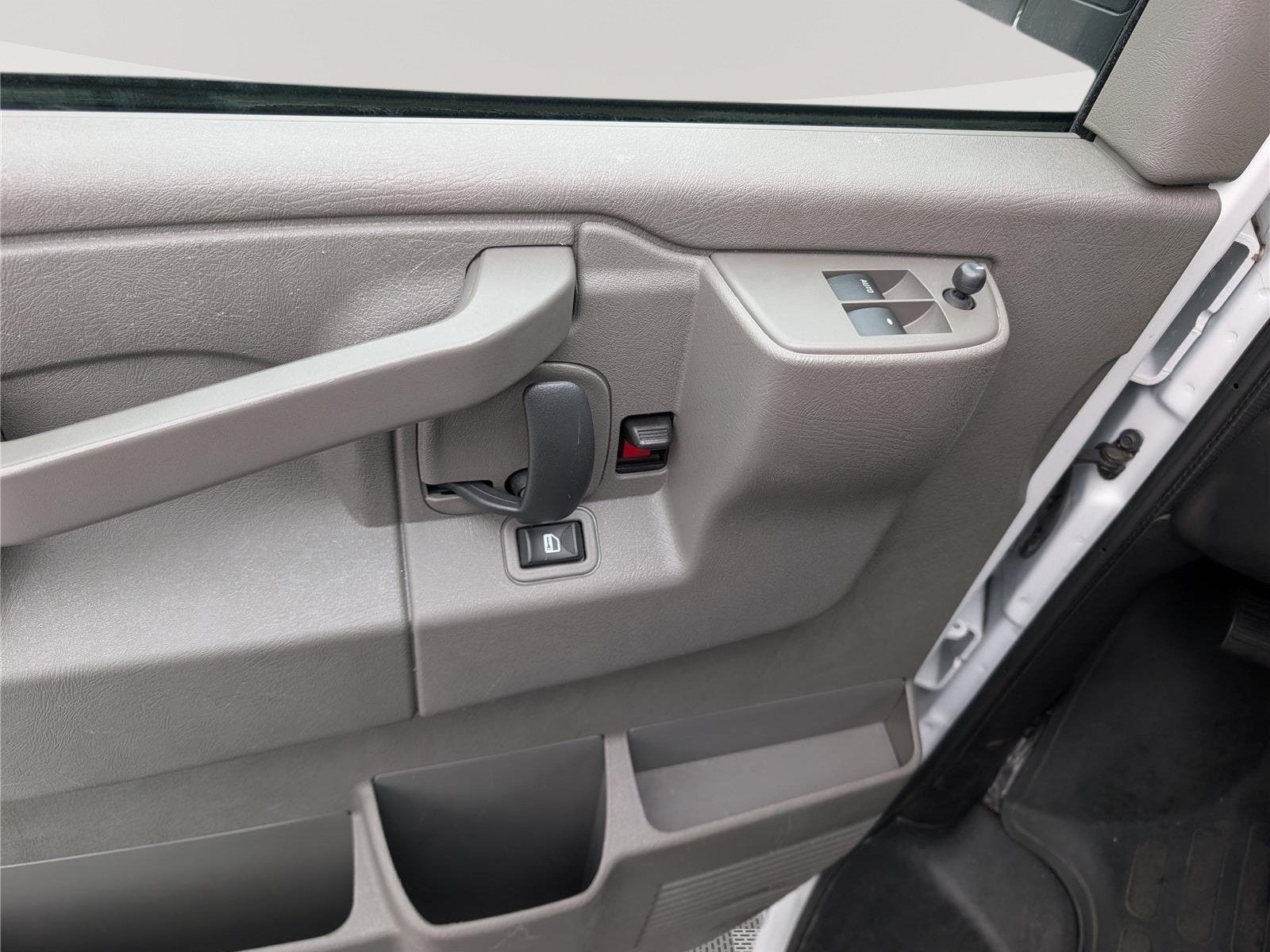 2025 Chevrolet Express Passenger 1LT