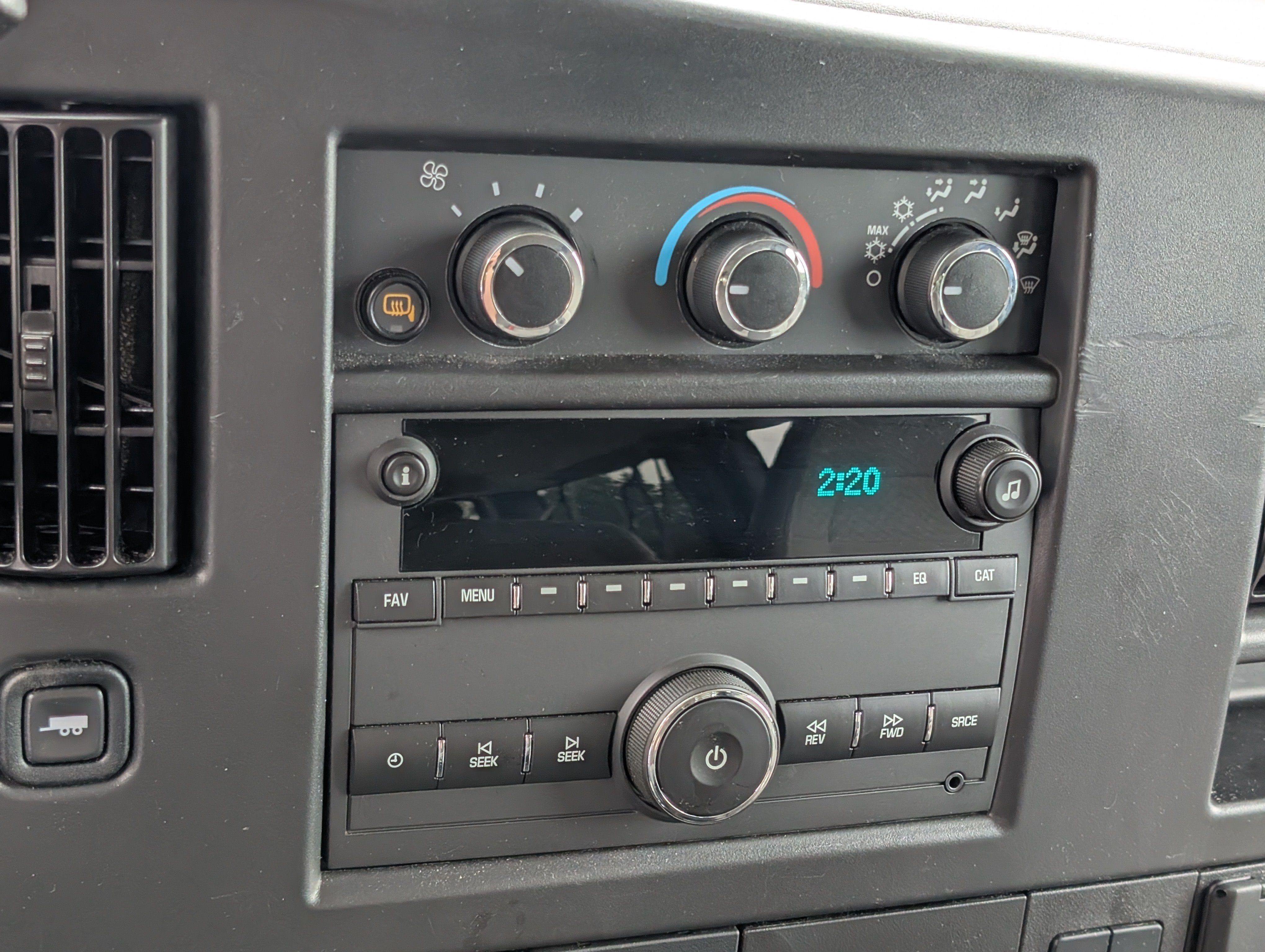2025 Chevrolet Express Passenger 1LT