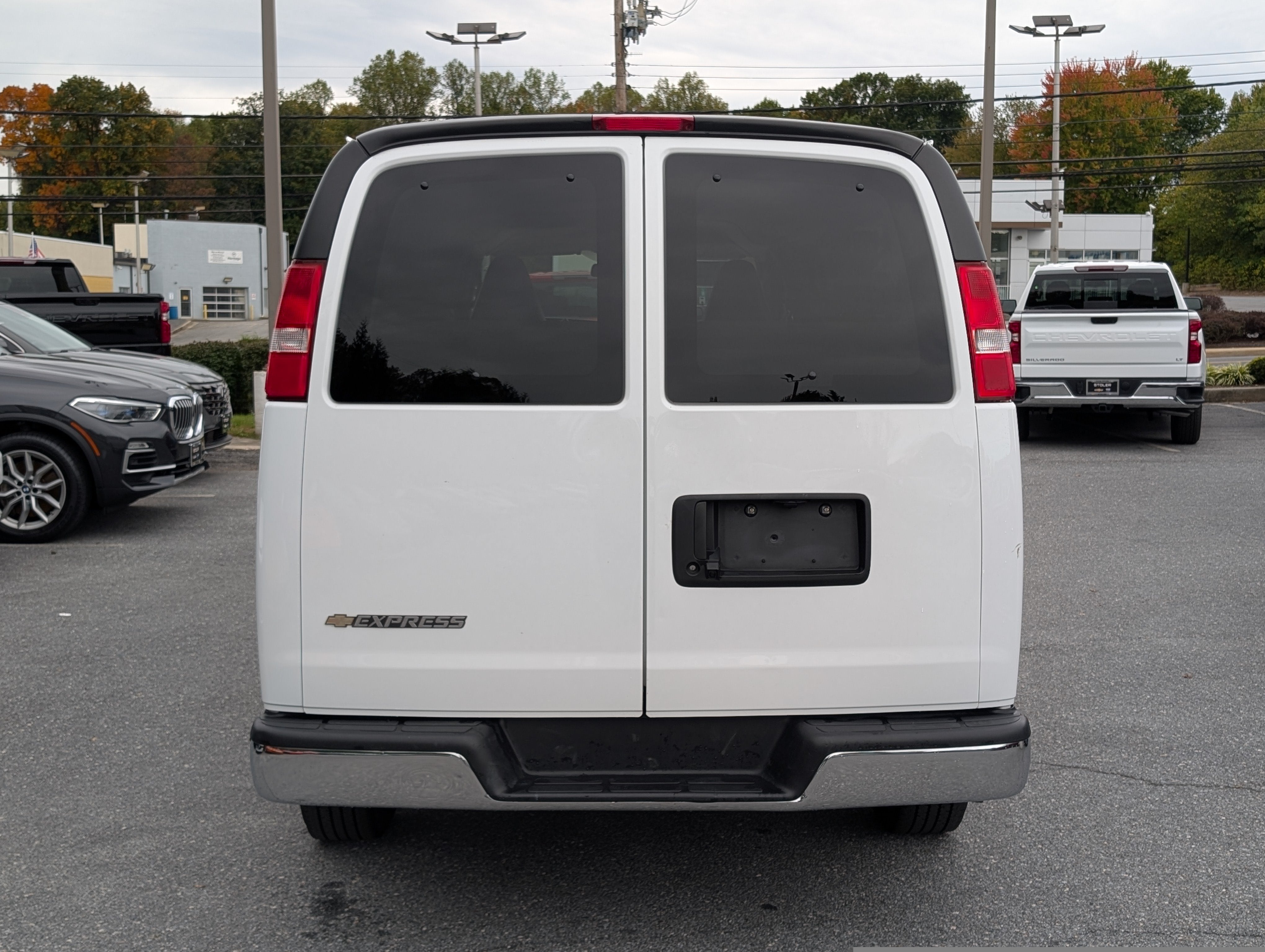 2025 Chevrolet Express Passenger 1LT