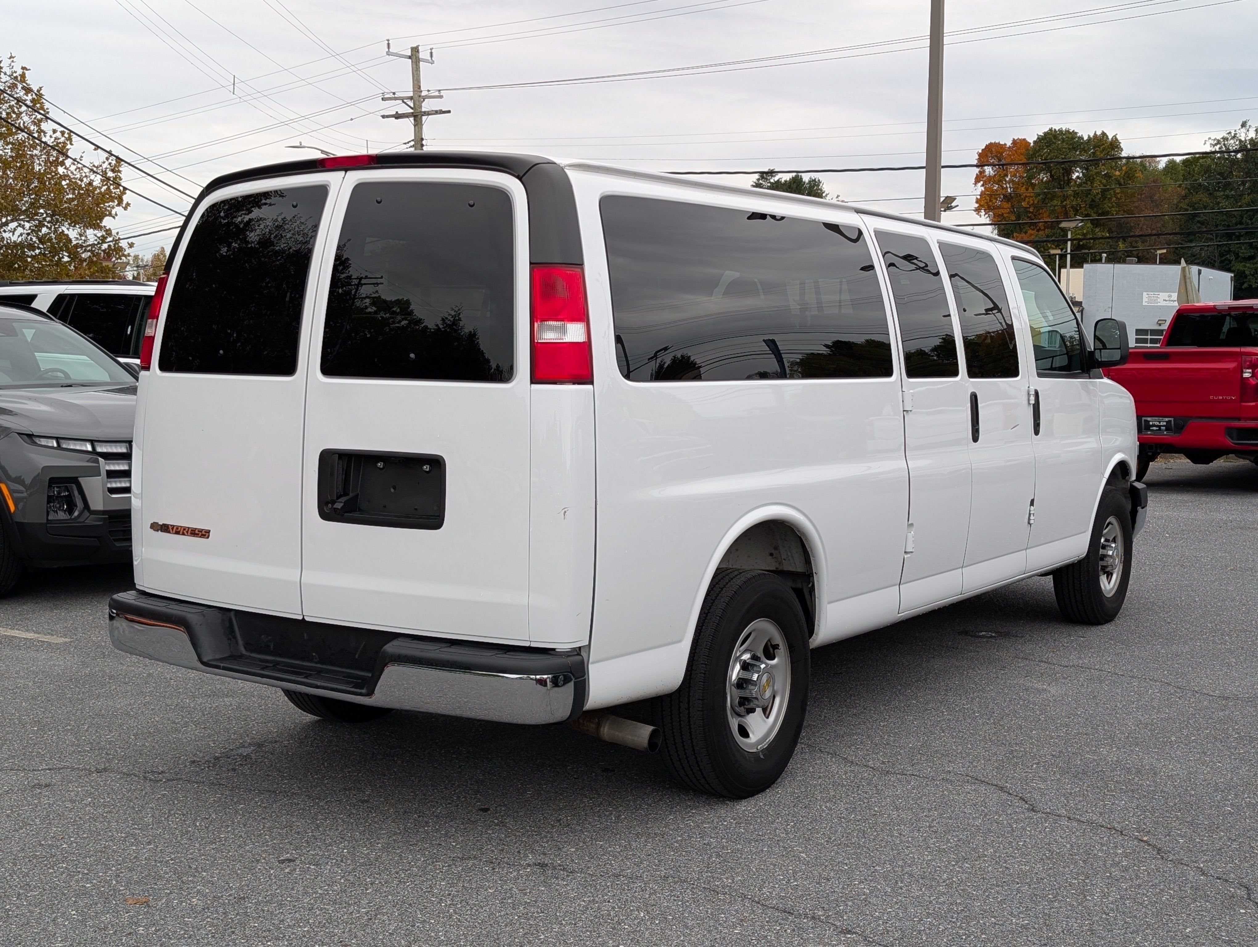 2025 Chevrolet Express Passenger 1LT