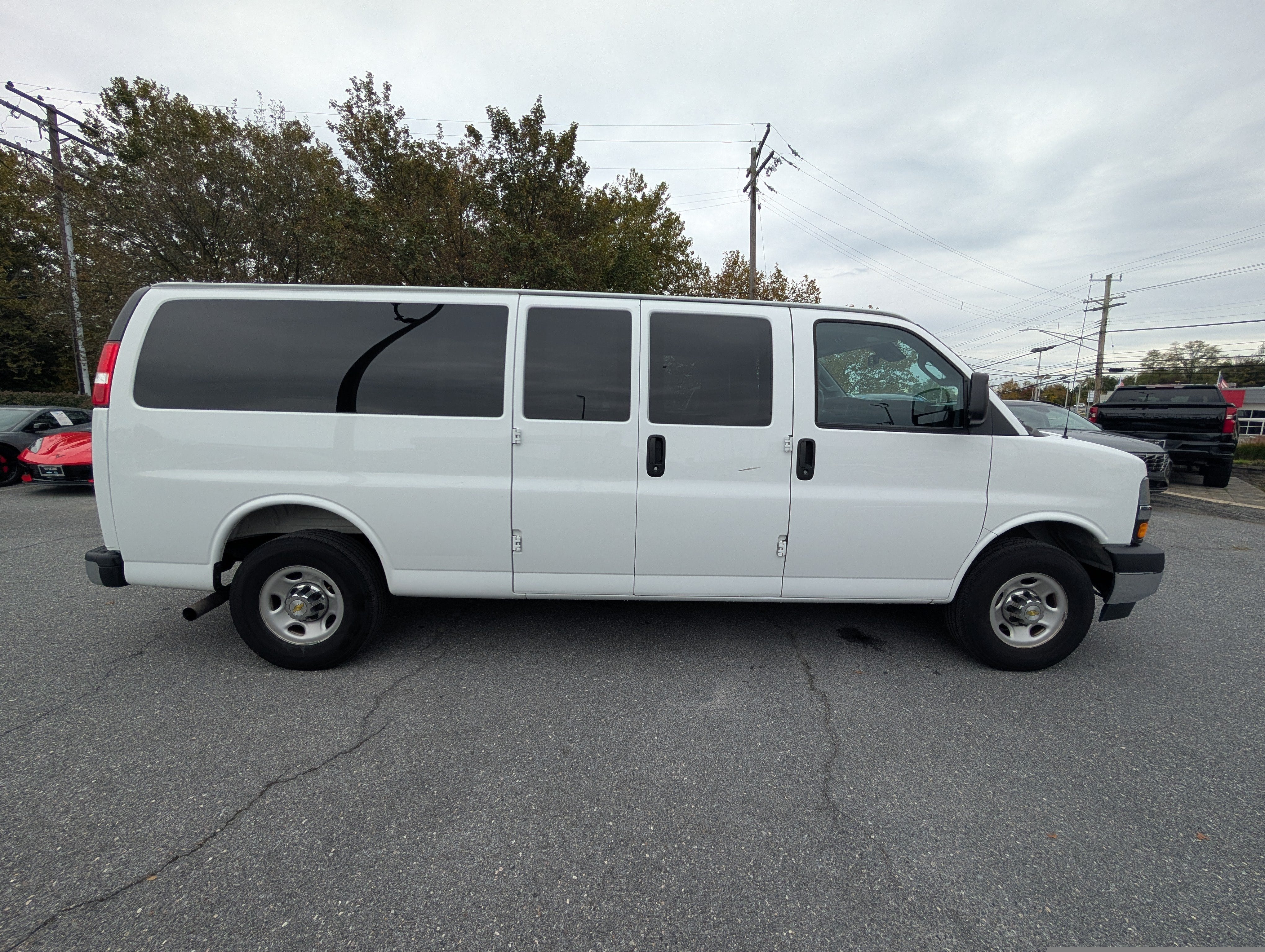 2025 Chevrolet Express Passenger 1LT