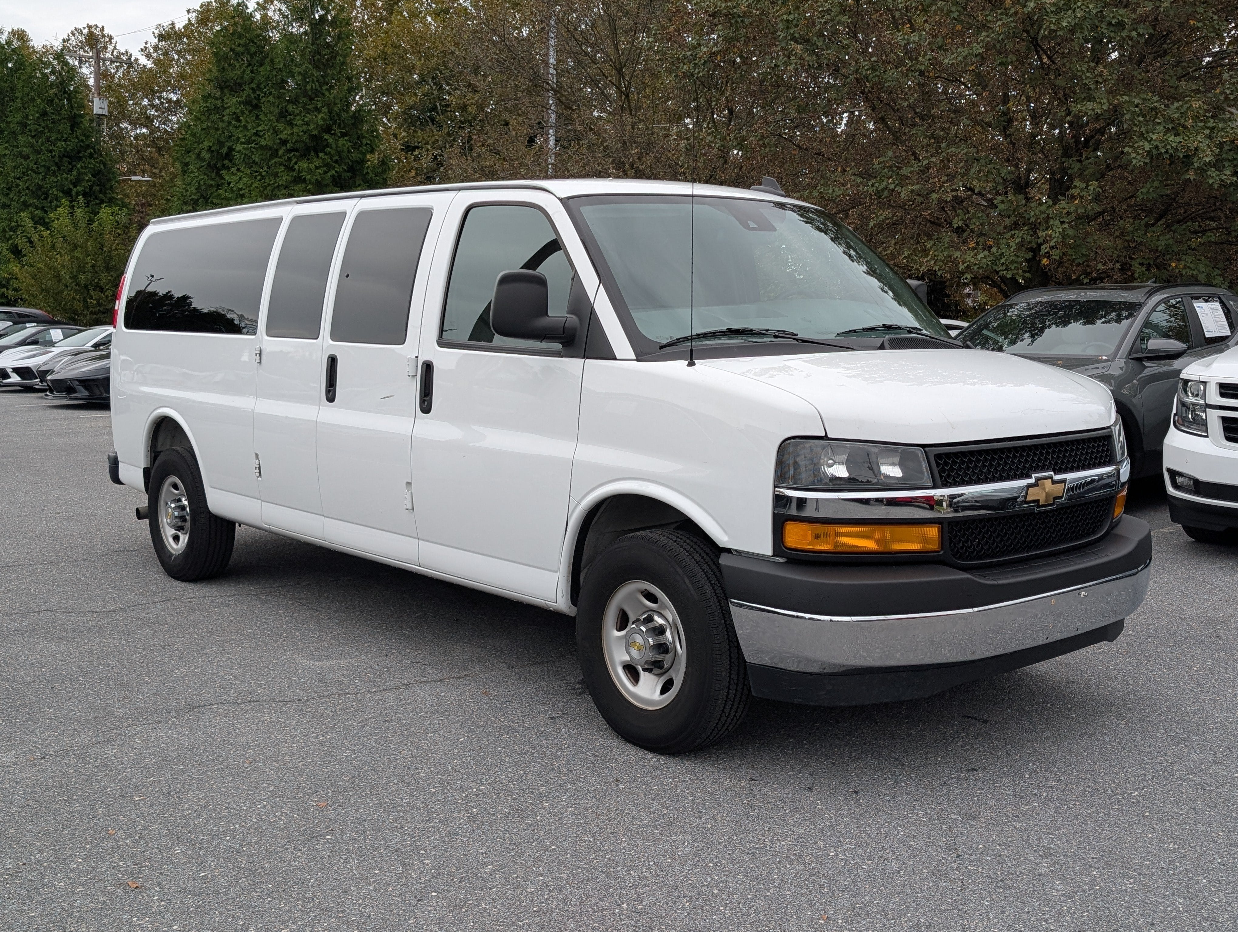 2025 Chevrolet Express Passenger 1LT