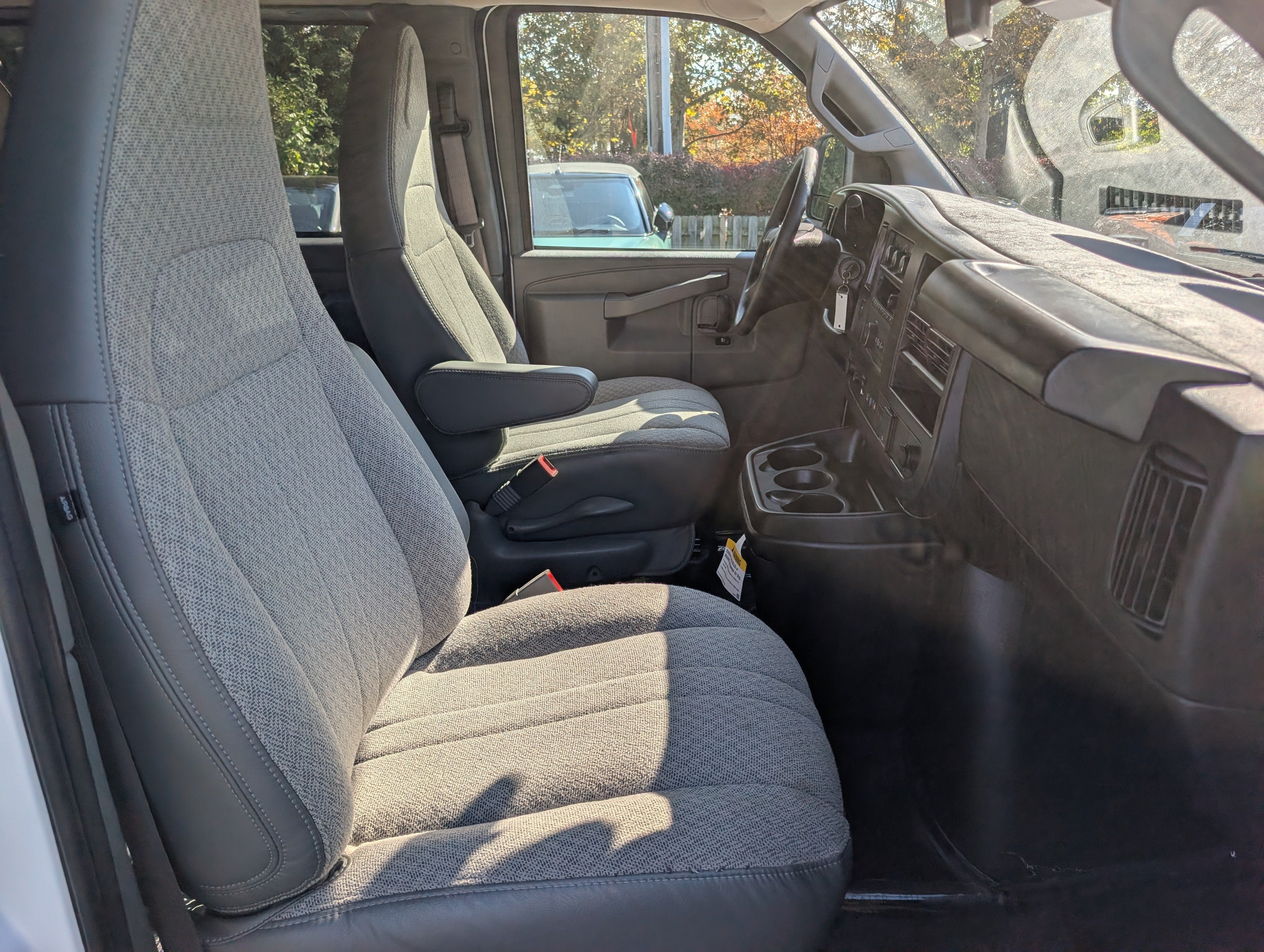 2025 Chevrolet Express Passenger 1LT