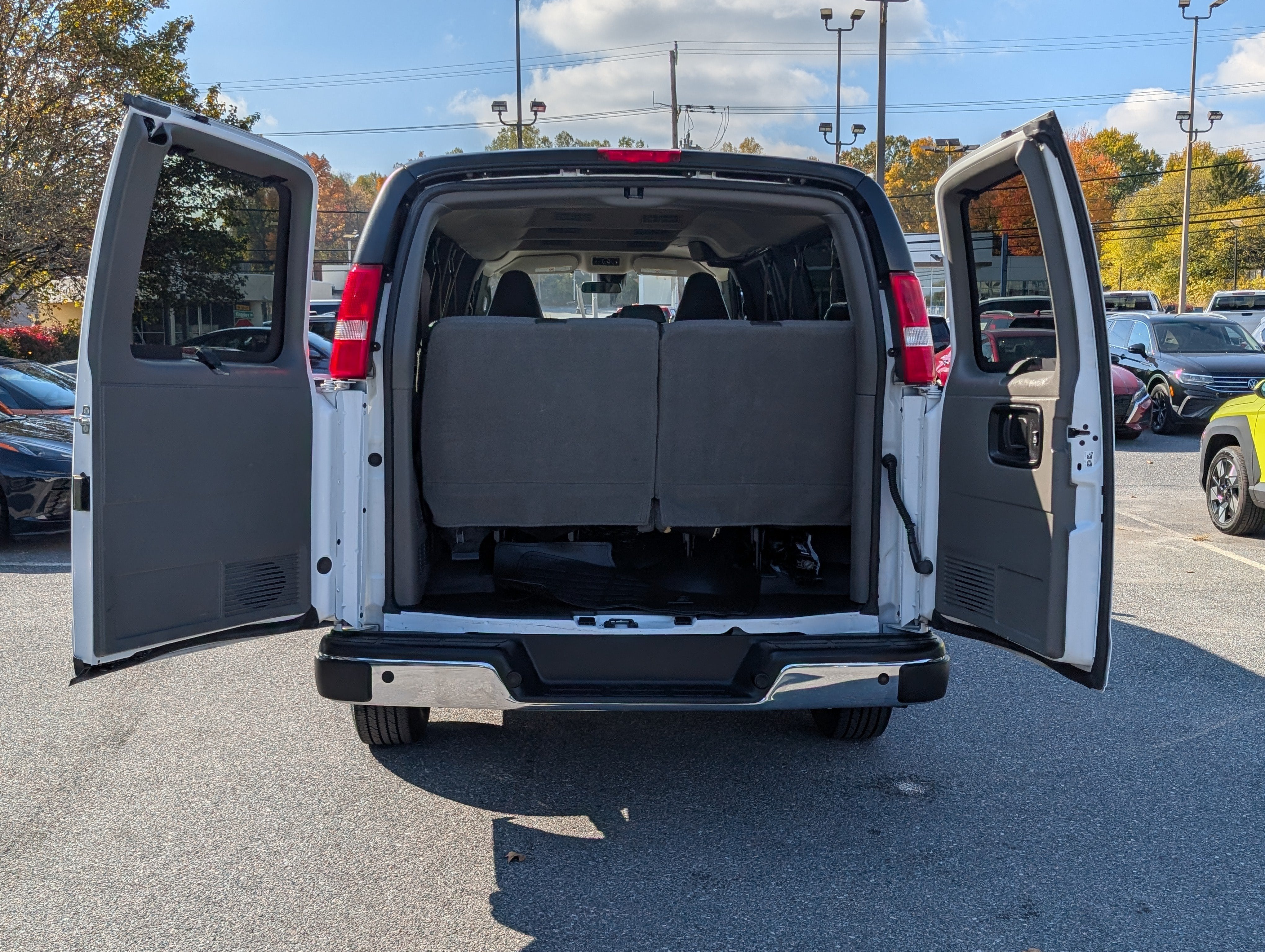 2025 Chevrolet Express Passenger 1LT