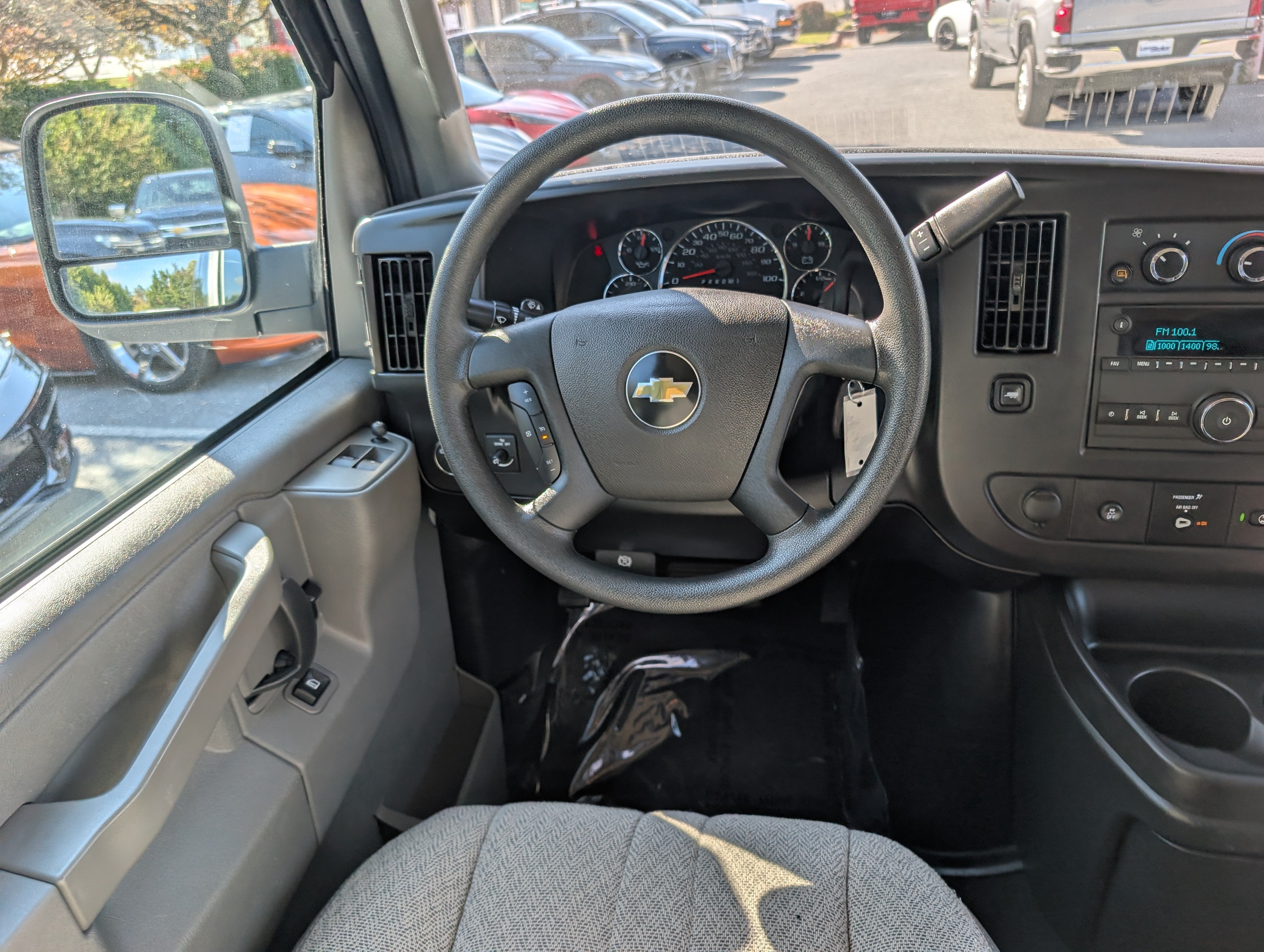 2025 Chevrolet Express Passenger 1LT