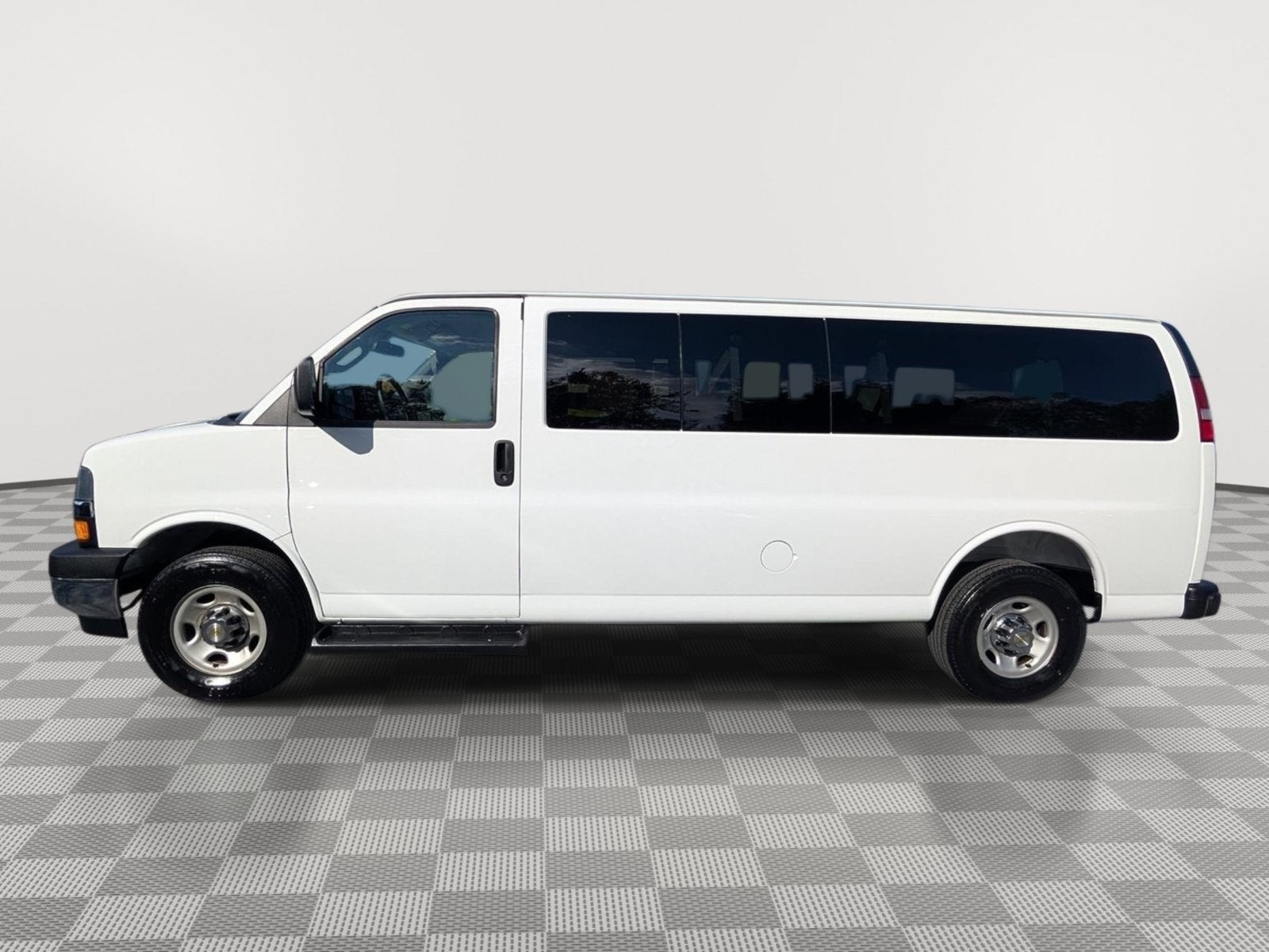 2025 Chevrolet Express Passenger 1LT
