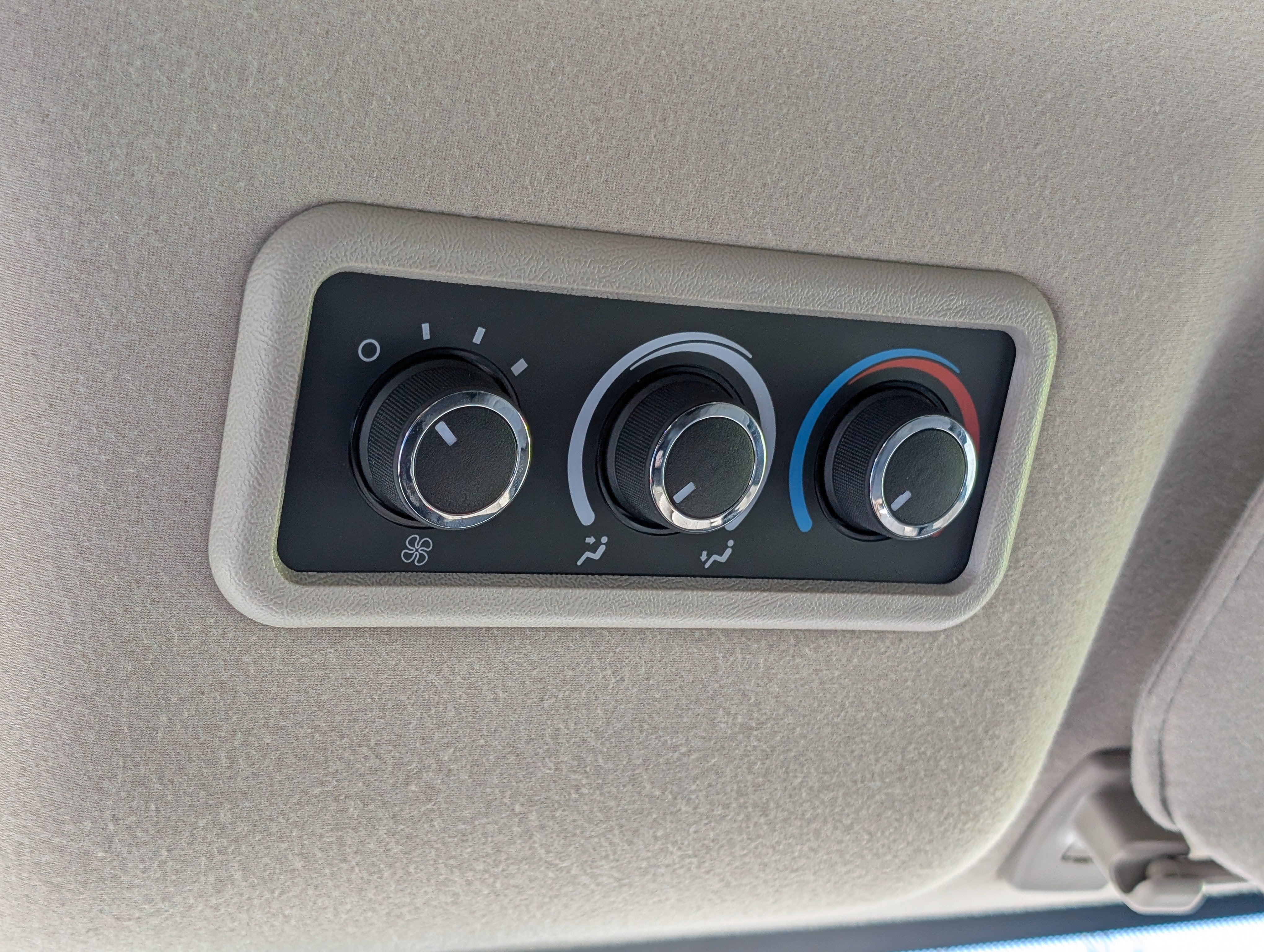 2025 Chevrolet Express Passenger 1LT
