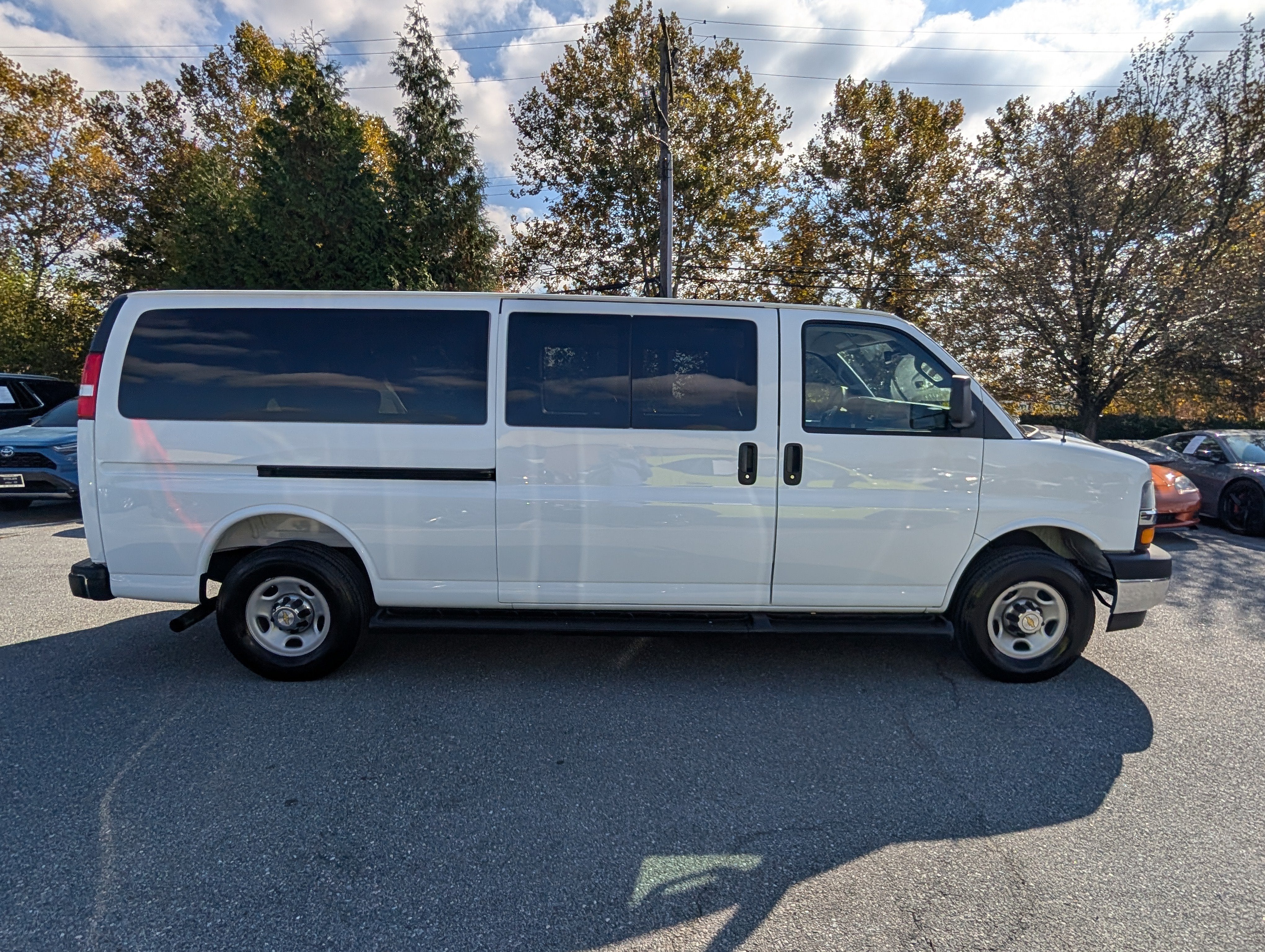2025 Chevrolet Express Passenger 1LT