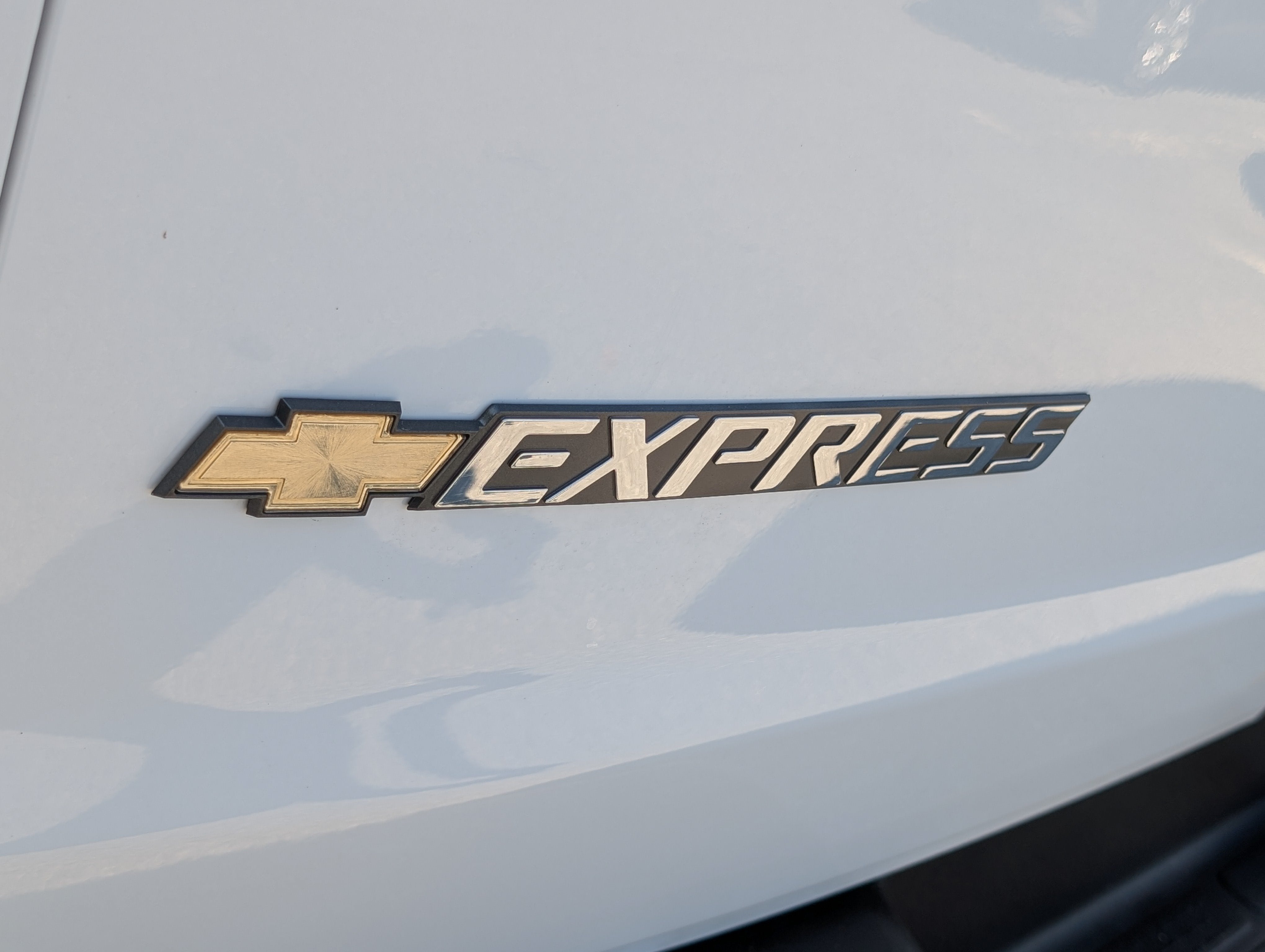 2025 Chevrolet Express Passenger 1LT