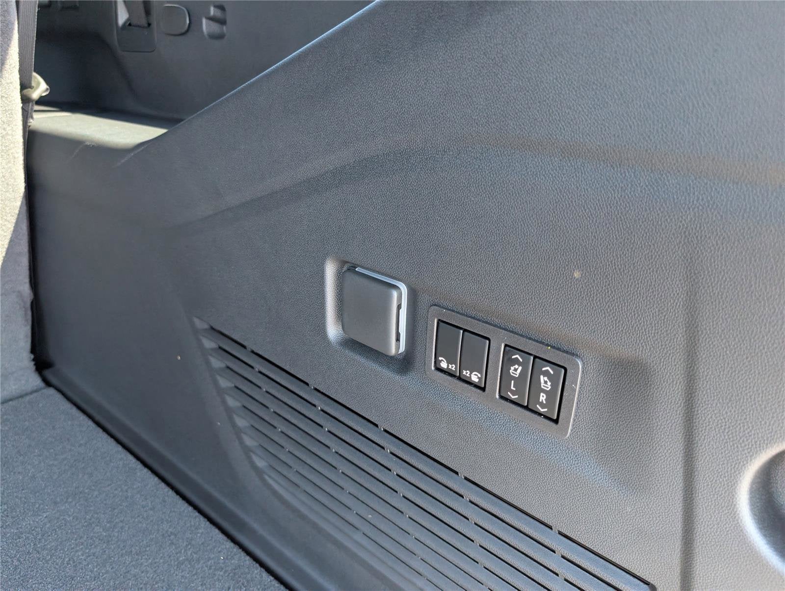 2026 Chevrolet Suburban LT - Photo 11