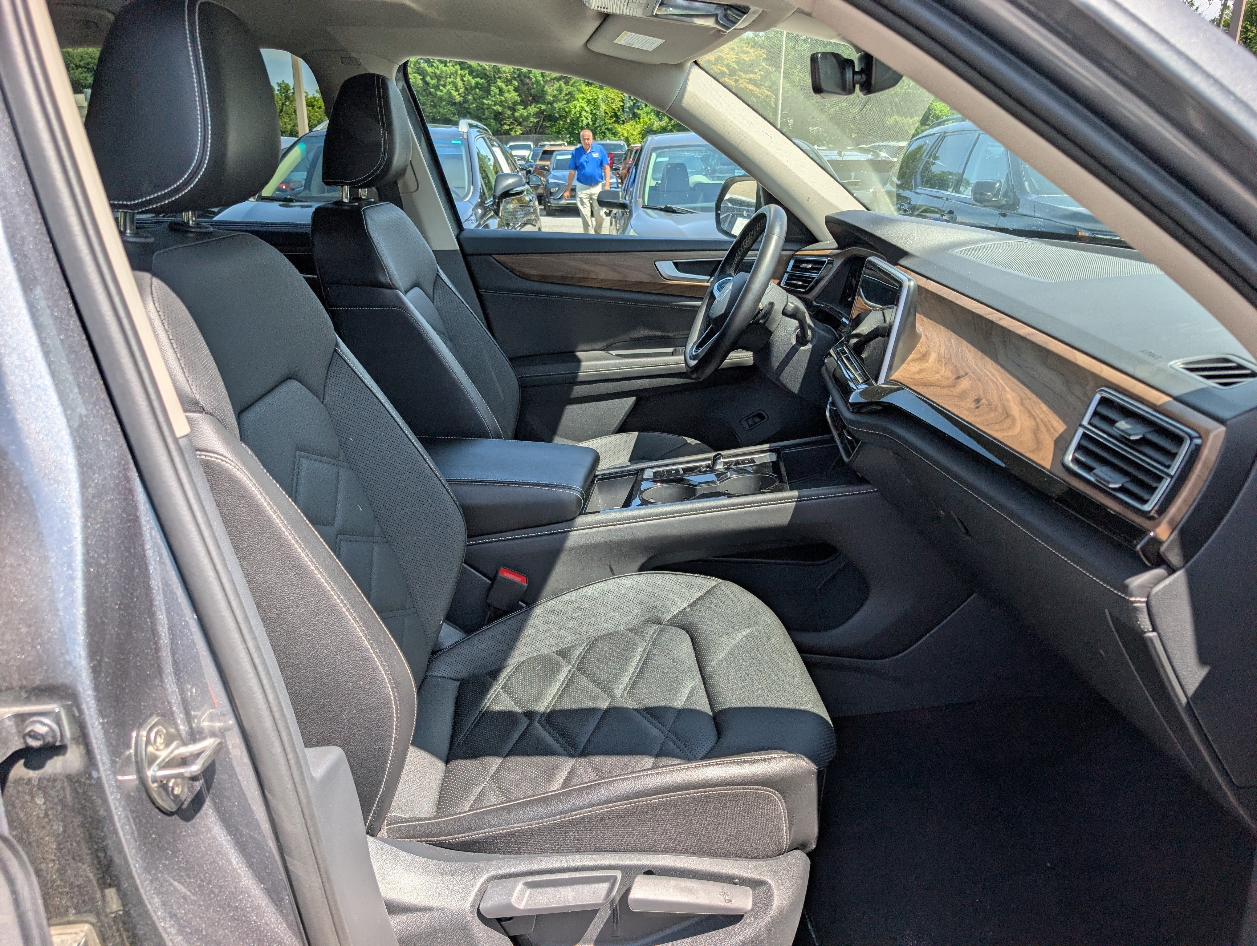 2025 Volkswagen Atlas 2.0T SE w/Technology
