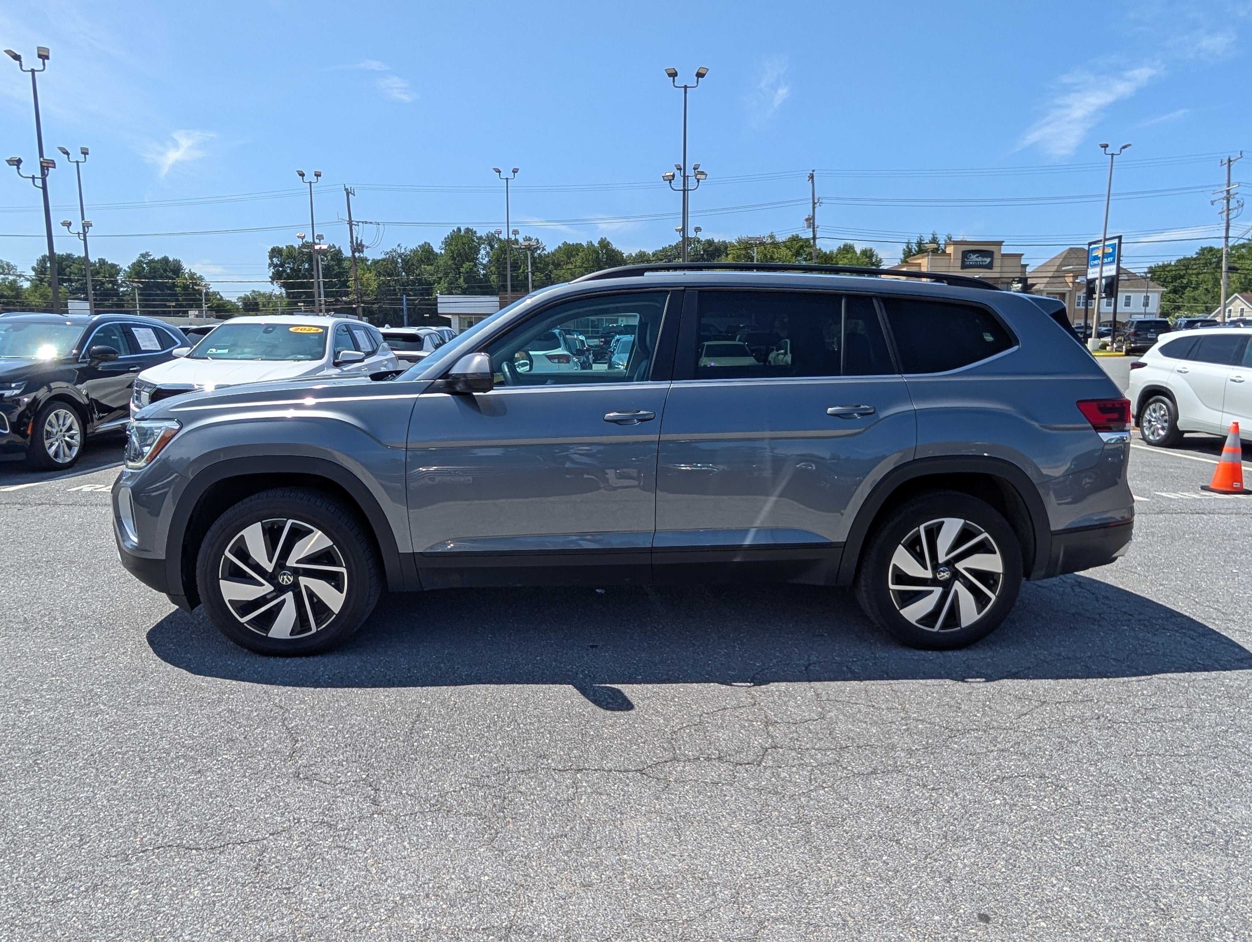 2025 Volkswagen Atlas 2.0T SE w/Technology